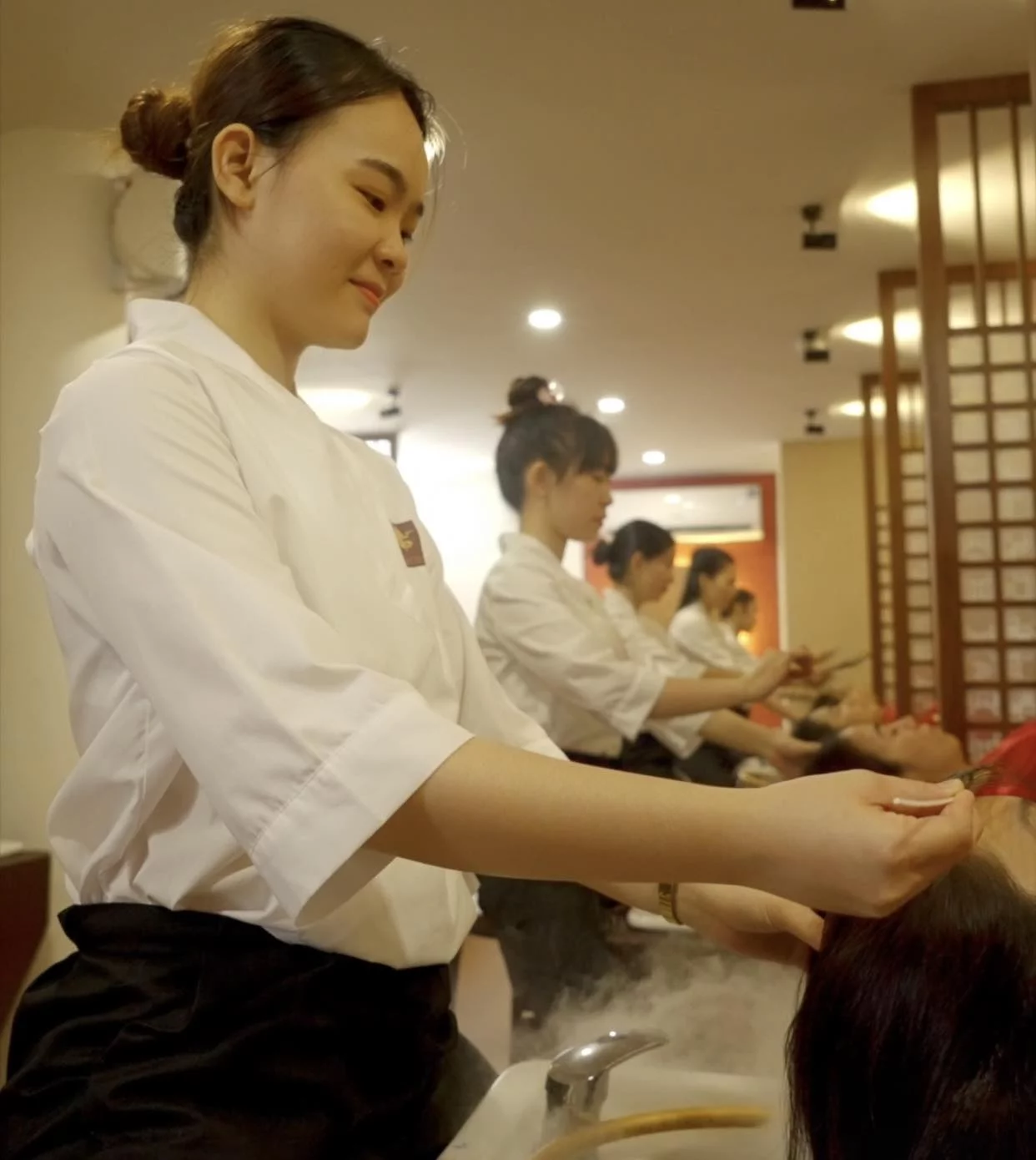 Đội ngũ kỹ thuật viên HerSpa chuyên nghiệp và thân thiện.