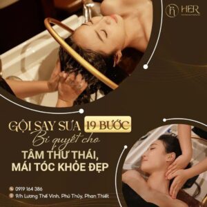 Kỹ thuật viên HerSpa thực hiện gội say xưa.