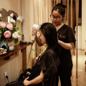 Khách hàng hài lòng với kỹ thuật viên tại HerSpa Phan Thiết.