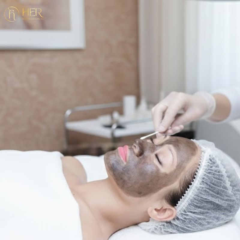 Herspa Phan Thiết áp dụng kỹ thuật hiện đại trong liệu trình hút chì thải độc da, đảm bảo an toàn cho khách hàng.